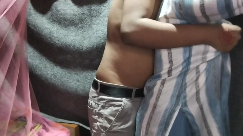 Deshi women: Smyslný amatérský pár sex - Cutie dostane perfektní šukání a úžasný creampie místo čtení!