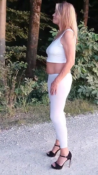 Blondă matură umblă afară în colanți strâmți!