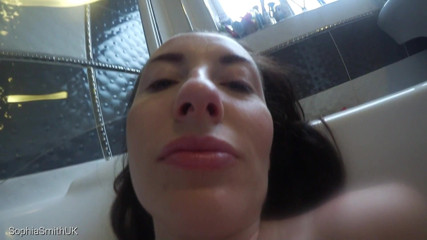 SophiaSmithUK: Kissing your girlfriend in the bath