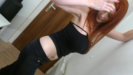 Sexy Amateurz: Zrzavá holka masturbuje se svým Hitachi
