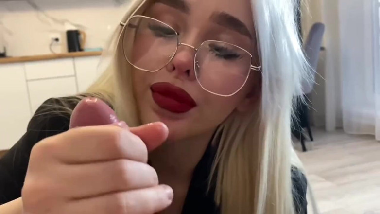 Blondessa: 热辣的房地产经纪人金发女郎为了卖房子而吞下鸡巴并被干