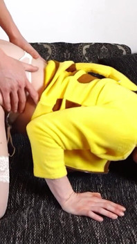 Fată nemțoaică tocilară Pokemon este futută de un străin la prima întâlnire pentru porno