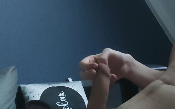 Skwabbr: Teen masturbace ho nutí vystříkat si sperma