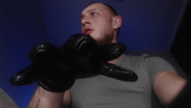 Hunky time: Alpha cu mănuși din piele domină