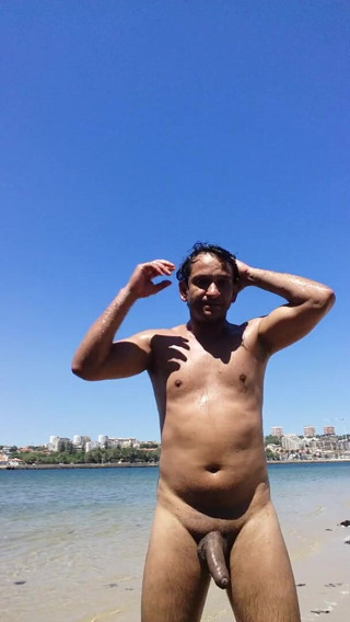 Boy top Amador: adoro la spiaggia per il nudismo