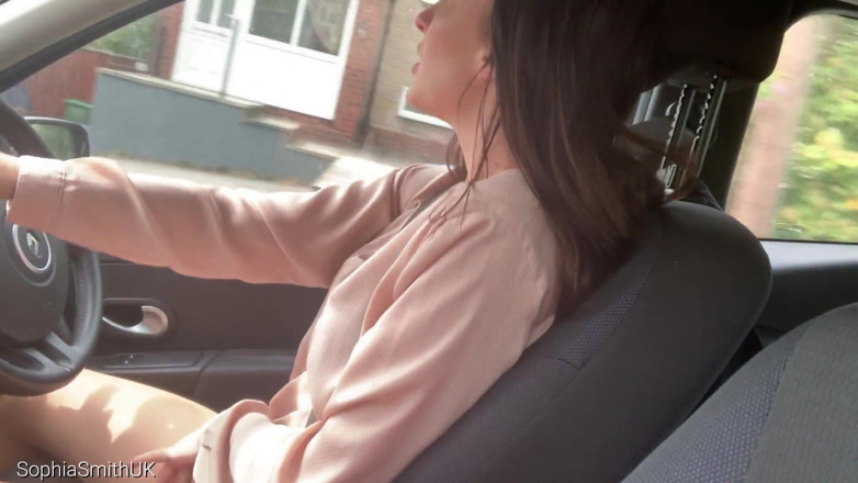 SophiaSmithUK: La ragazza sexy va a guidare