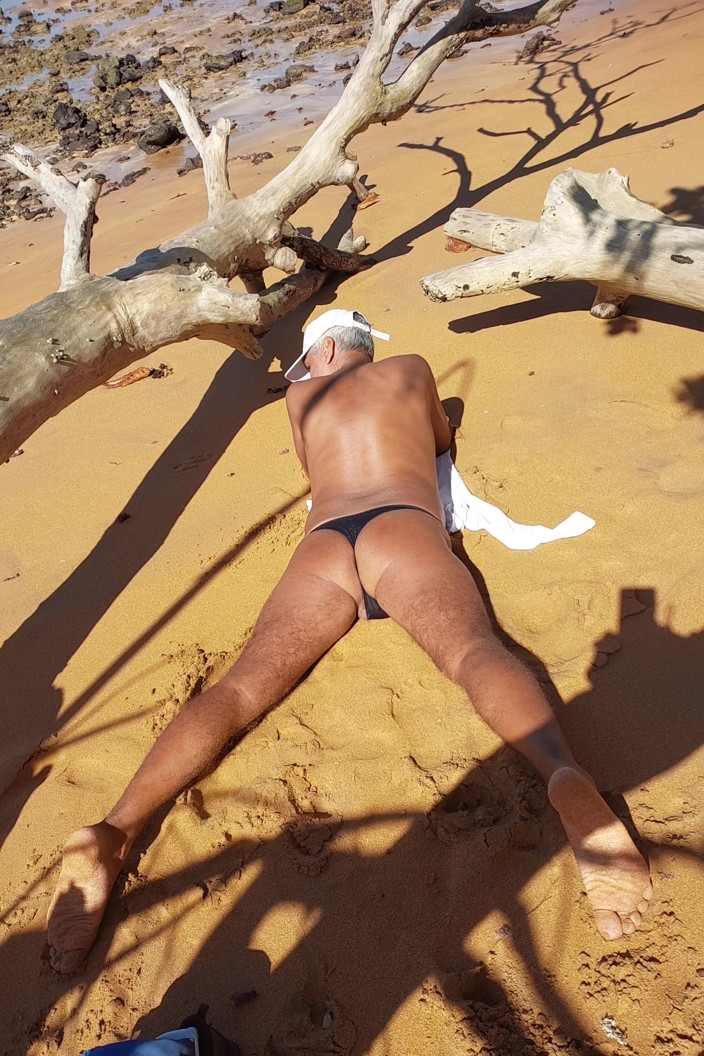 Ladysilvas: Ladysilva sulla spiaggia che si abbronza il sedere in mutandine