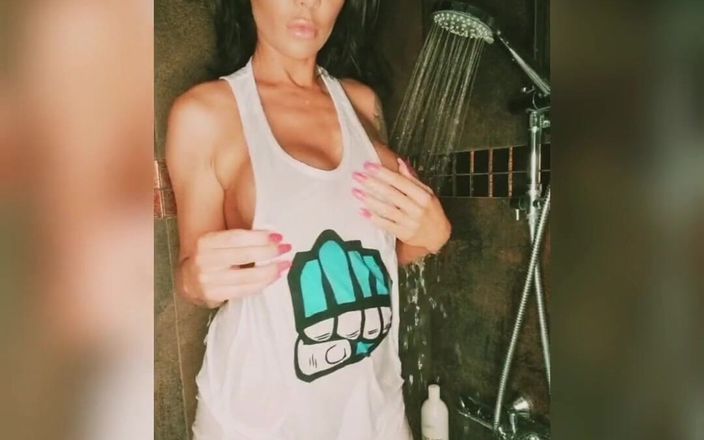Miss Monica Perez: Une bombasse sexy prend une douche