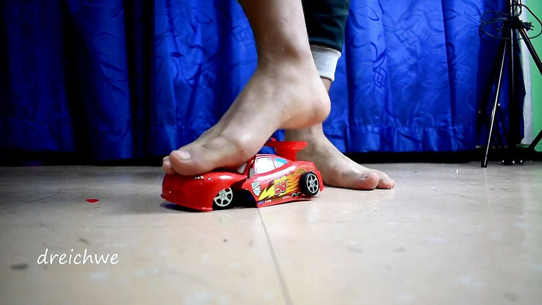 Dreichwe: Grote auto vernietigen met speelgoedvliegtuig