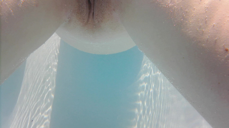 SimoneLive1: Komm Mit in Den Pool