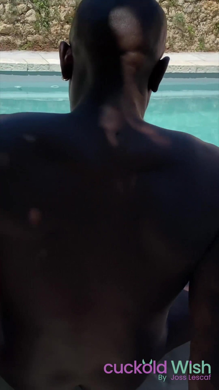 Joss for Cuckold wish: Anal rainha Angel Emily estava nadando quando de repente ...