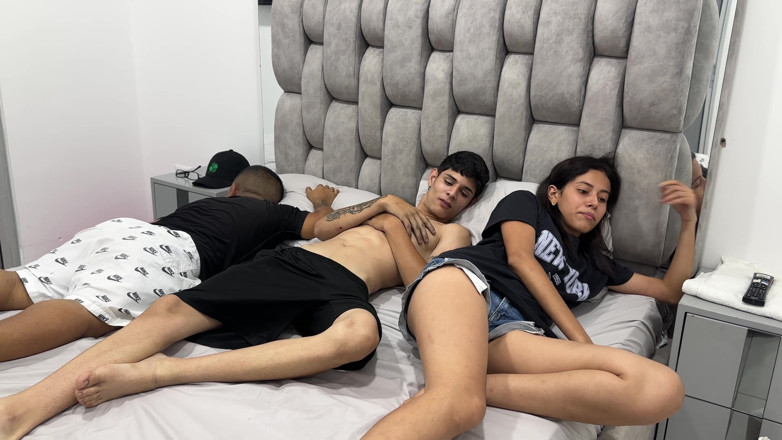 hopesex: ハンサムで筋肉質な若者が、小さな小人の親友のいたずら好きで欲求不満な彼女に激しくセックスをする。