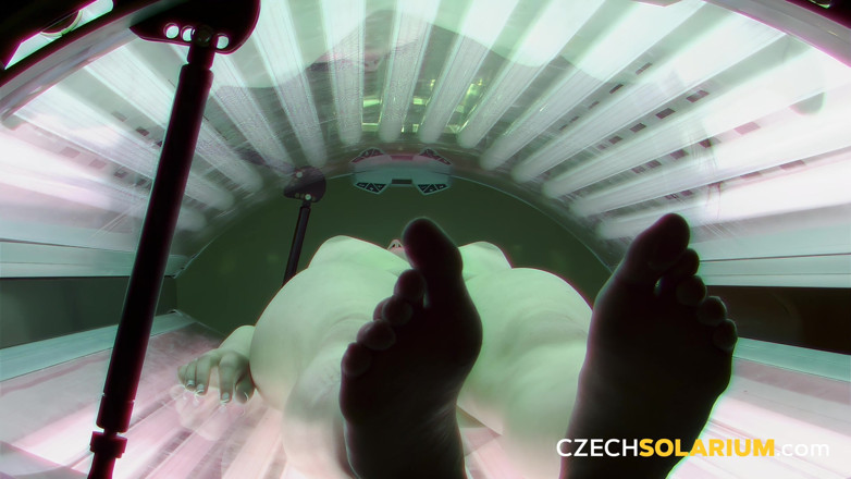 Czech Solarium: 체코 일광욕실 26: 일광욕을 하고 쪼이는 보지를 노출하는 갈색 머리