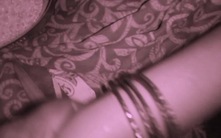 Priyanka314: Desi ehefrau handjob in schwanz ihres freundes