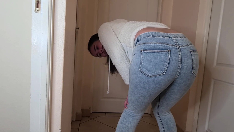 domslutfucker: Brünette brünette schlampe muss dringend pissen, pisst in ihre Bluejeans