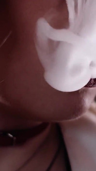 Rauchender fetisch: Solo-sexy video der heißen blonden brattigen MILF arya Grander Glamina nahaufnahme rote lippen