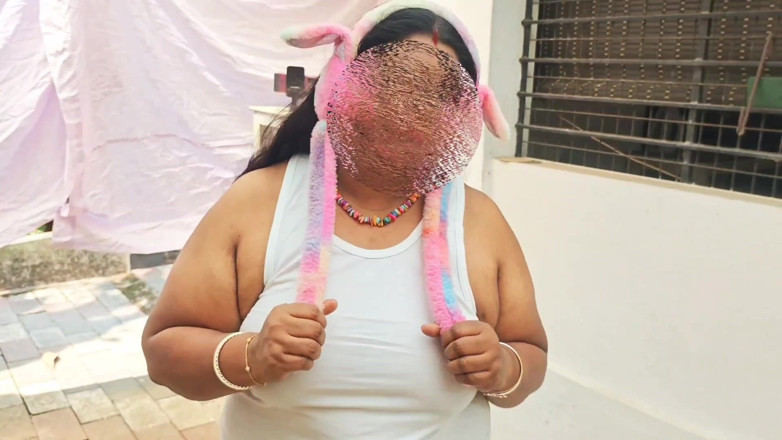 Anne Ipe: Awek desi dalam pakaian pendek dengan pakaian atas putih dan...