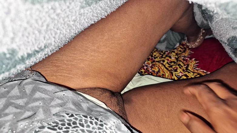 DesiBurChudai: Seksi ev karısının amcığını ovuyor Hintli desi seksi yenge