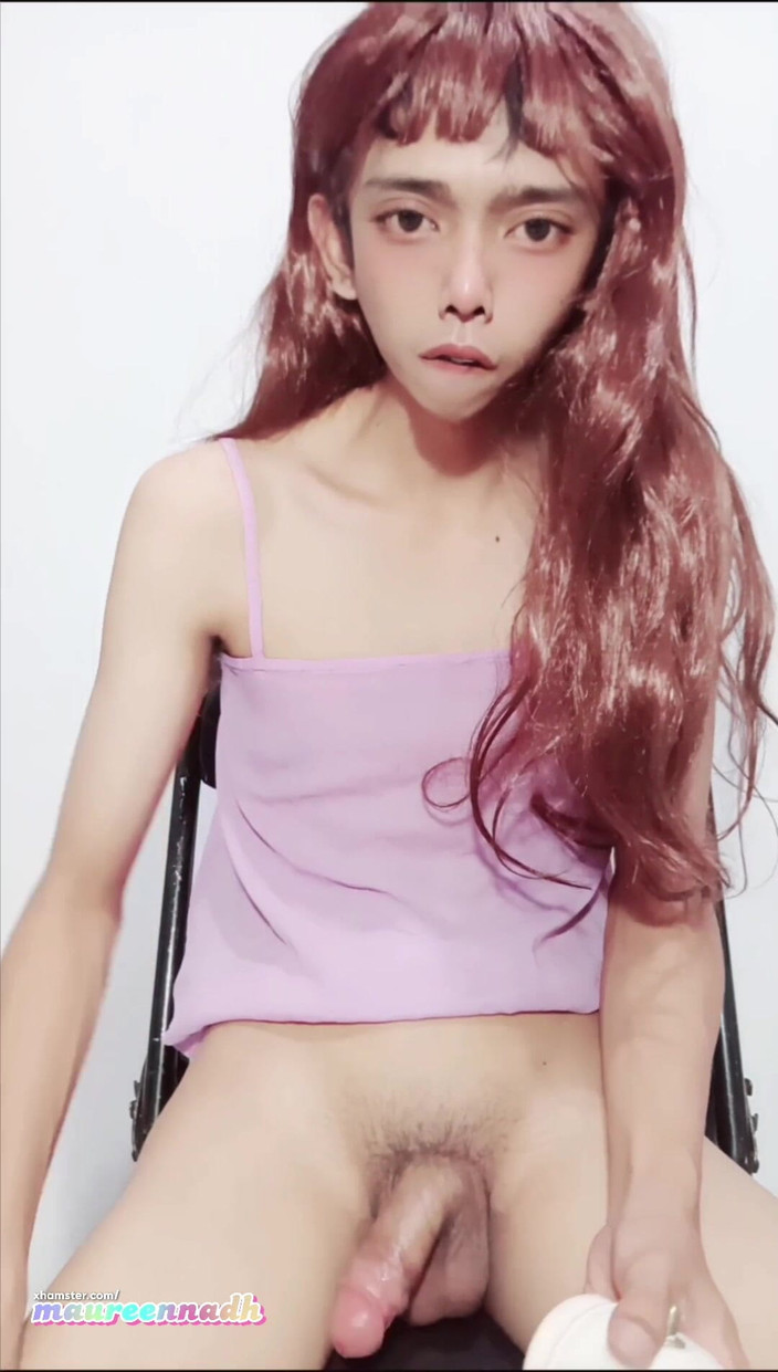 MaureenNadh: Trans magro nerd asiatico travestito si masturba con una vagina...
