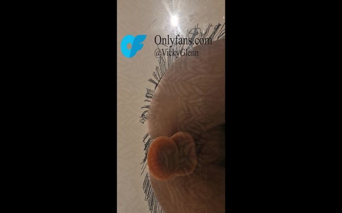 Glenn studios: Cewek itu lagi asik masturbasi di atas meja kaca Kontol...