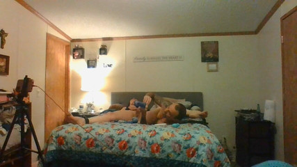 Satin Lady: Saténová dáma nechá Jrocka hrát si s hračkami.