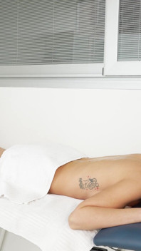 Sexy masérka se stará o kundičku pacienta
