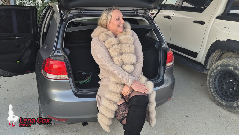 Lena Cox: Azgın evli kadın araba bagajında mastürbasyon yapıyor