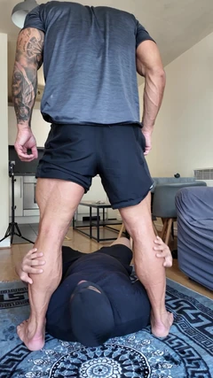 Calpestare e adorazione del corpo muscoloso