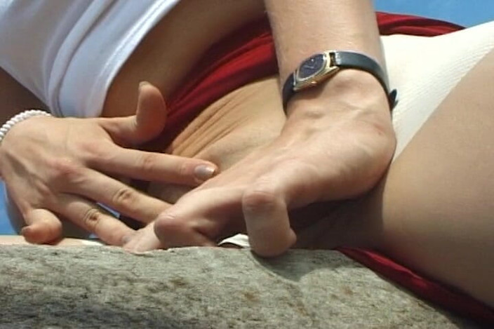 Deutsche XXX Filme: Dit is een amateurbabe uit Duitsland die haar poesje in...