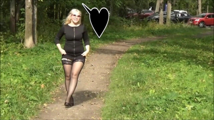Nylon-Heels: Berjalan-jalan di dalam stoking MILF taman