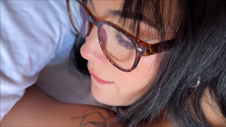 Alex Adams: Hermana grande comparte cama en vacaciones en Miami - Nika Venom