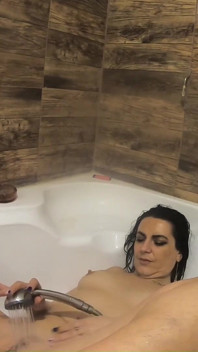 Perverzní milf hry s mega orgasmem ve vaně doma