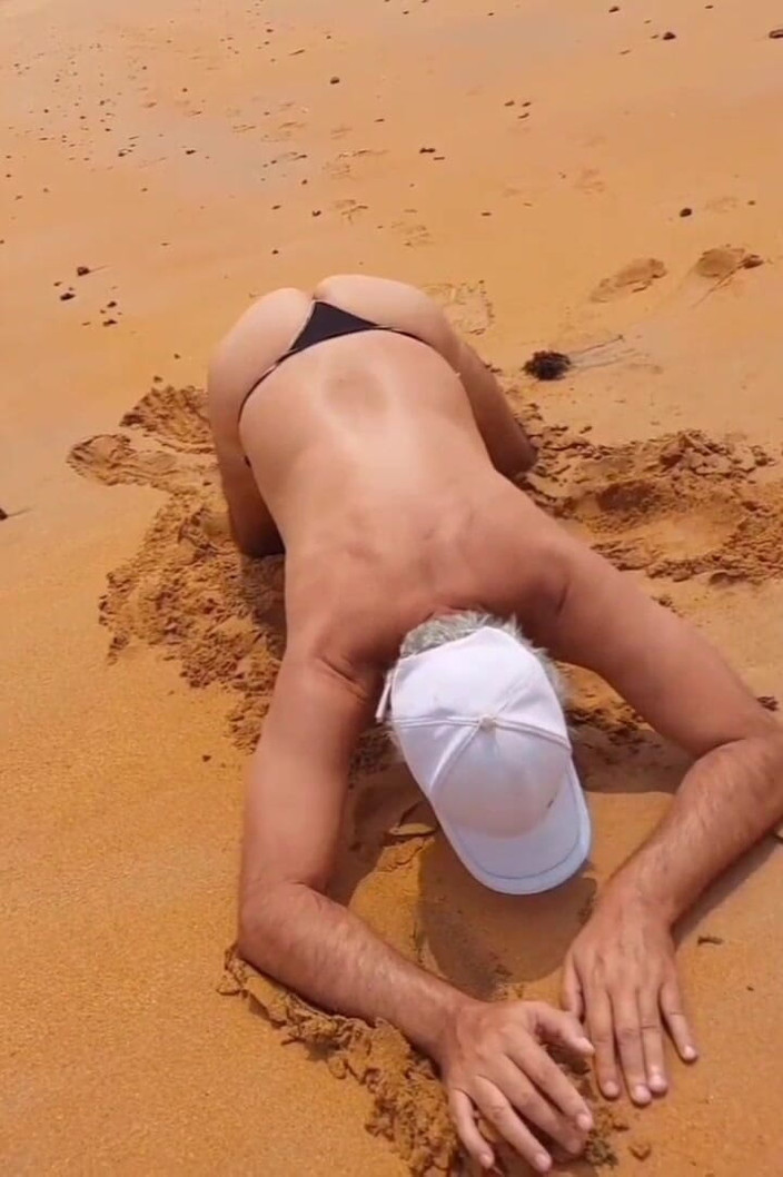 Ladysilvas: ビーチでパンティ姿のホットなお尻を見せつけるレディシルバ