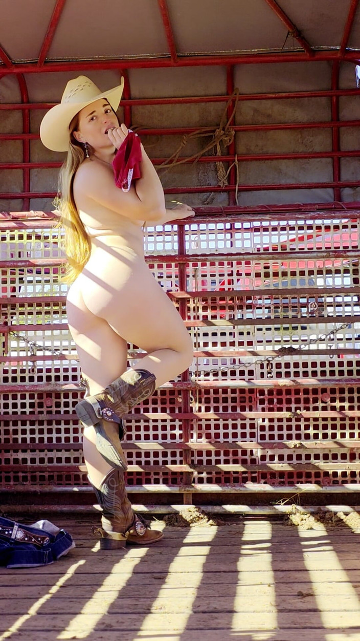 NaughtyRedFarmgirl: Ruiva vaqueira lenta tira roupa provocando você com corpo nu...