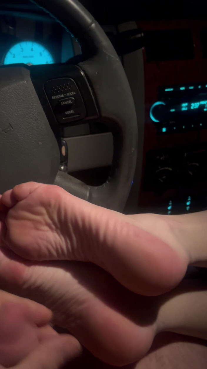 Chester Van Name: Sexig rödhårig får en het sats med sperma på fötterna...