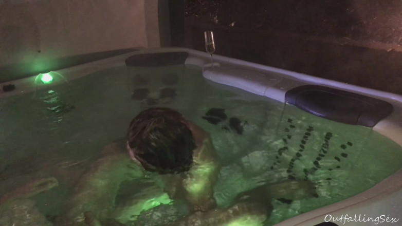 OutfallingSex: OutfallingSex - Akcja w jacuzzi