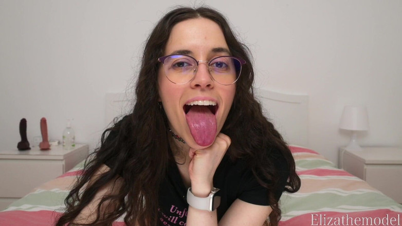 ElizaTheModel: Patrząc na ciebie z moim językiem na zewnątrz