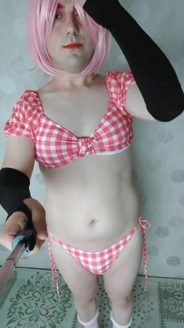 Kitty_Cross: Lelaki pondan dalam bikini kelihatan si jalang yang cukup menarik