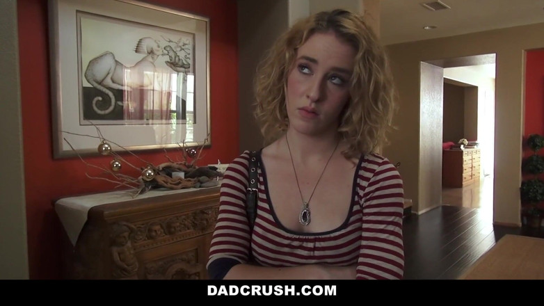 Dad Crush: ลูกสาวเลี้ยงซุกซน Bonnie Grey เอาใจพ่อเลี้ยงเพื่อเก็บความลับ