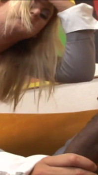 Hete blonde milf hard geneukt door grote zwarte lul op de bank