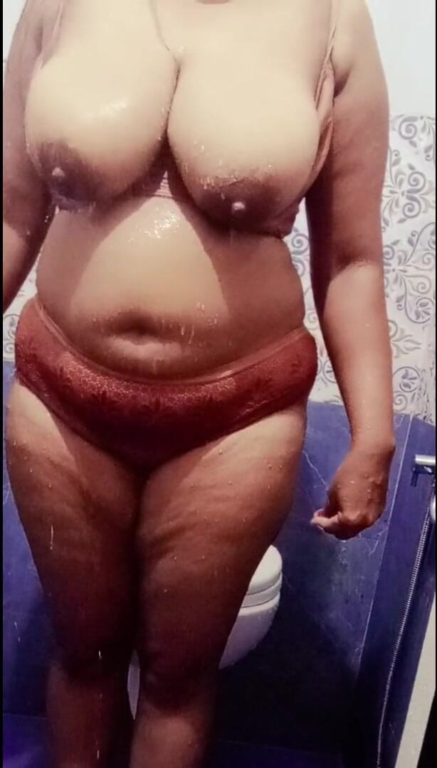 Your Arya: 화장실에서 인도 거유 의붓여친 아리아