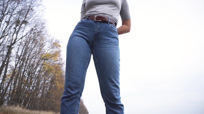 Teasecombo 4K: Milf provocando seu grande capô de fusca em jeans azul...