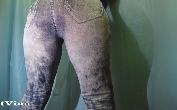Wet Vina: Orinar en pantalones de jeans con gran culo sexy
