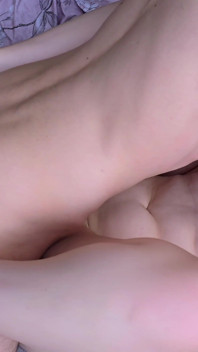 Immagina del sesso romantico caldo con le vibrazioni pulsante sulla prostata terminata con un'enorme sborrata dentro!