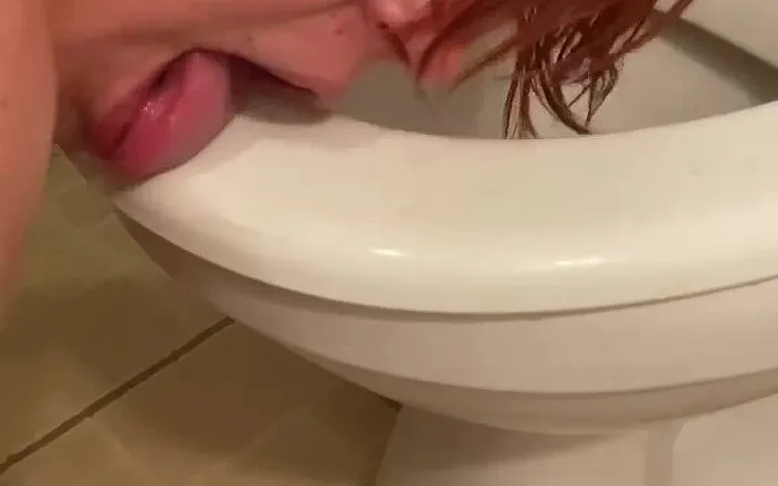 Elena917: Pissing and cleaning the toilet with my tongue