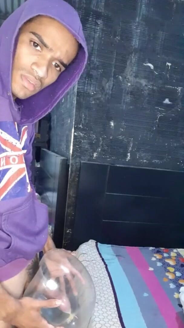 vergar4_daviid: Jovem se masturba com Comdon inflado