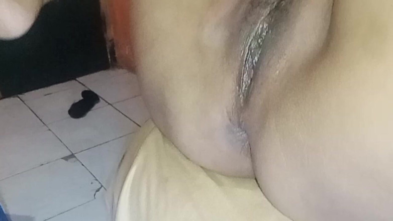 Babang endut: Une MILF squirteuse se fait baiser la chatte avec un...