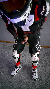 새로운 나이키 운동화와 내가 가장 좋아하는 Motocross 기어가 나를 너무 세게 만들었다