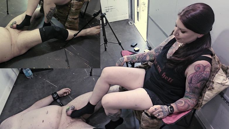 Femdom-Team-German: Moje náhradní otrokyně může cítit, jak kruté mé nohy mohou...