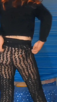 Celana renda tembus pandangku yang cantik direkam dari atas dan menggeser mereka untuk menggodamu dengan pantat seksiku